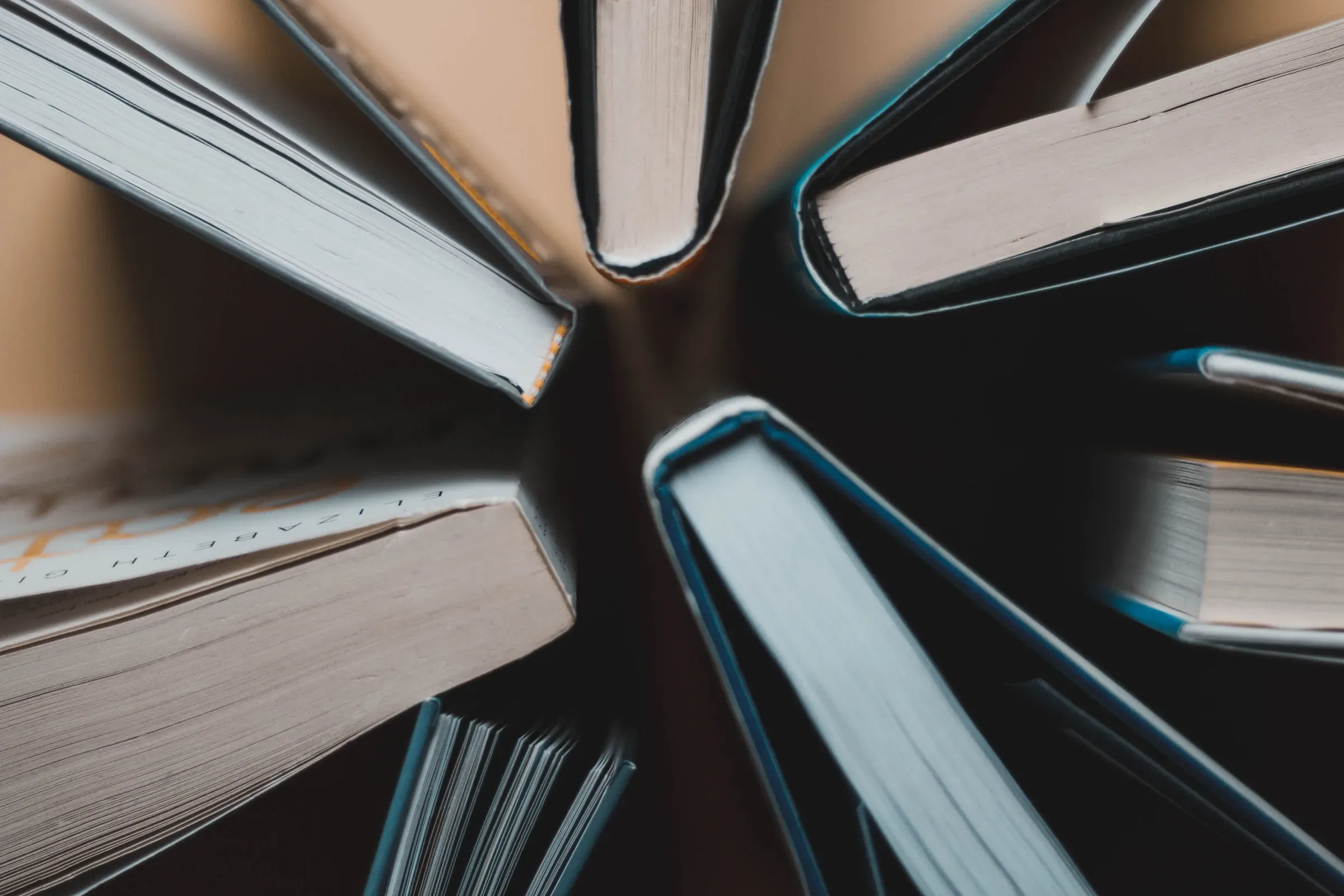 Libros vistos desde arriba, abiertos en círculo
